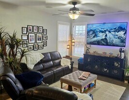 571 Springbrook Trail N in Oswego, IL - Building Photo