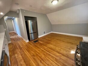 35 Cameron Ave, Unit 3 in Somerville, MA - Foto de edificio - Building Photo