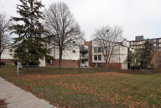 Sherobee Glen in Mississauga, ON - Building Photo - Building Photo