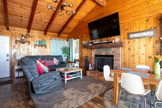 31569 Panorama Dr in Running Springs, CA - Building Photo - Building Photo