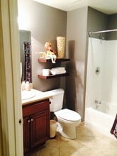 13951 Sherman Way, Unit 309 in Los Angeles, CA - Foto de edificio - Building Photo