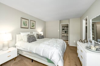 Oakcrest Towers in Forestville, MD - Foto de edificio - Building Photo