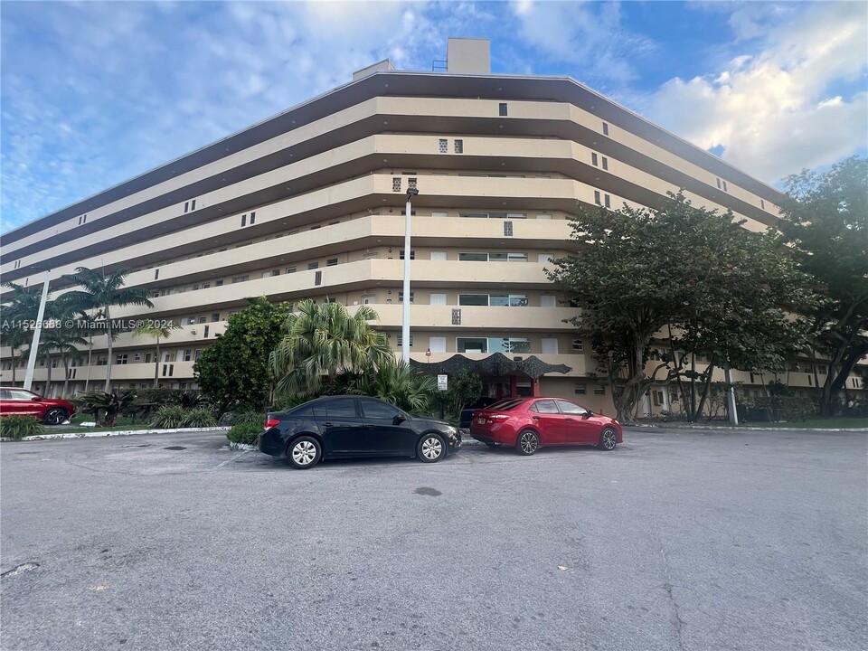 1750 NE 191st St in Miami, FL - Building Photo