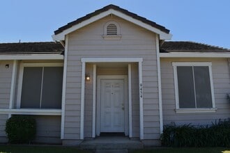 9454 Laguna Pointe Way in Elk Grove, CA - Building Photo - Building Photo