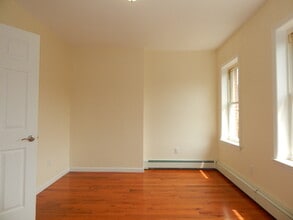 230 5th St, Unit #2 in Jersey City, NJ - Foto de edificio - Building Photo