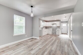 9214 Metz Ave in Dallas, TX - Foto de edificio - Building Photo