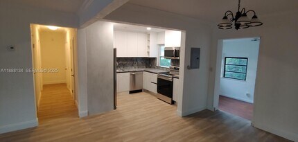 5770 SW 62nd Terrace in Miami, FL - Foto de edificio - Building Photo