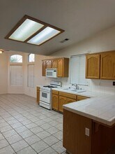 8706 Hoodsport Ave in Bakersfield, CA - Building Photo - Building Photo