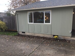 520 N 38th Pl in Springfield, OR - Building Photo - Building Photo