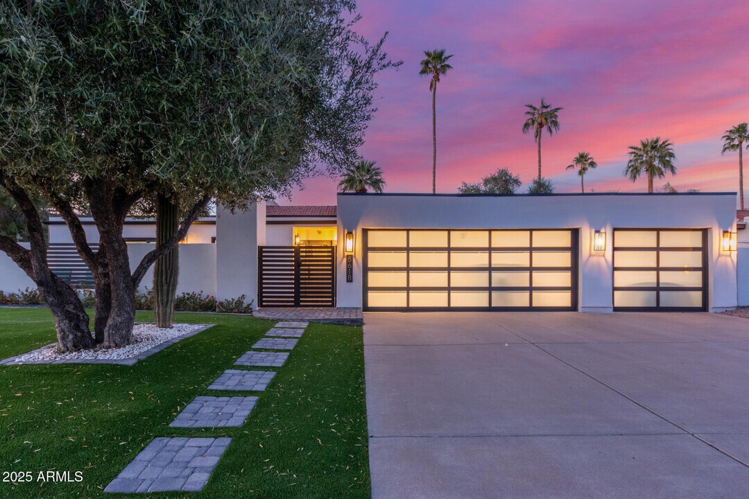 8618 E Vía De Encanto in Scottsdale, AZ - Building Photo