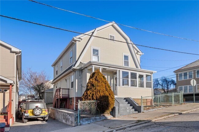 18 Loreto St, Unit 1 in Providence, RI - Foto de edificio - Building Photo