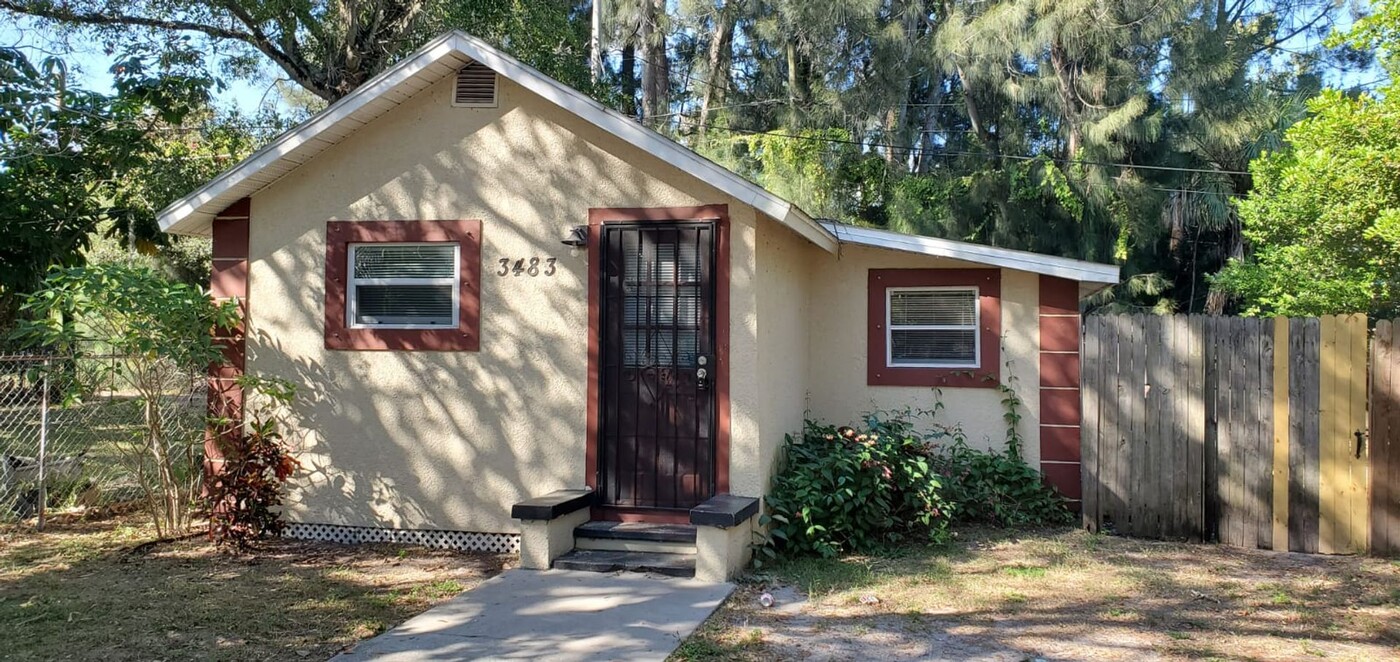 3483 15th Ave S in St. Petersburg, FL - Foto de edificio