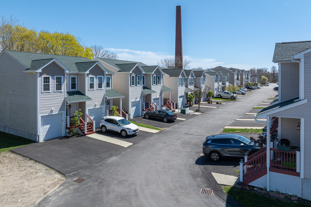 Buckingham Estates Townhomes in Fall River, MA - Building Photo