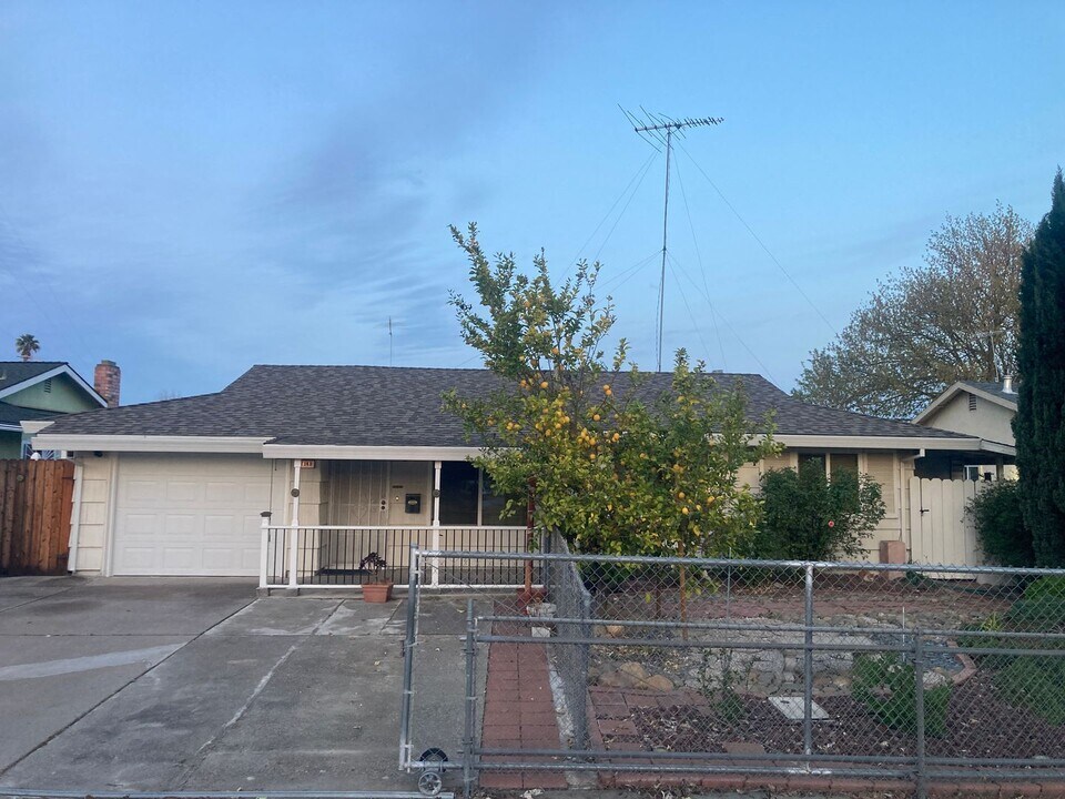 7148 Arutas Dr in North Highlands, CA - Building Photo