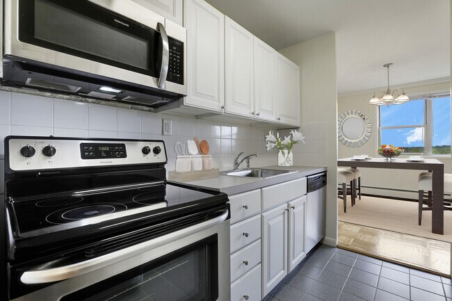 10 Landing Lane in New Brunswick, NJ - Foto de edificio - Building Photo