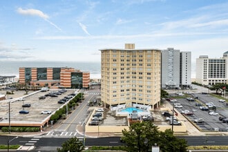 Virginia House in Virginia Beach, VA - Foto de edificio - Building Photo