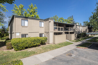 Pine Manor in Sacramento, CA - Foto de edificio - Building Photo