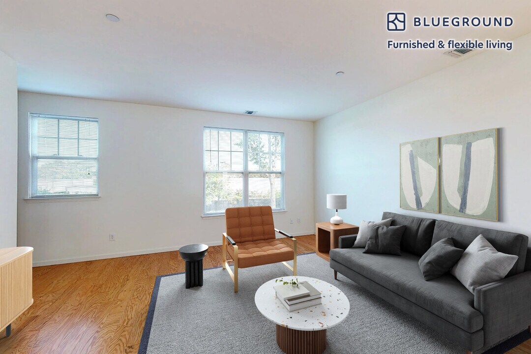 998 Stewart Ave in Garden City, NY - Building Photo