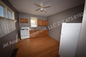 216 E Elm St in Thayer, IL - Building Photo - Building Photo
