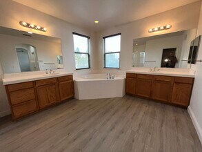 5111 Blossom Ranch Dr in Elk Grove, CA - Building Photo - Building Photo