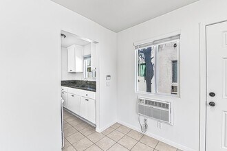 67 Alamitos Ave, Unit 10 in Long Beach, CA - Building Photo - Building Photo