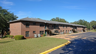 Leon Arms Apartments in Tallahassee, FL - Building Photo - Building Photo