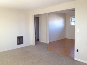 1008 W Kristine St in Moses Lake, WA - Foto de edificio - Building Photo
