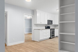 1215 Trotwood Ave in Columbia, TN - Foto de edificio - Building Photo