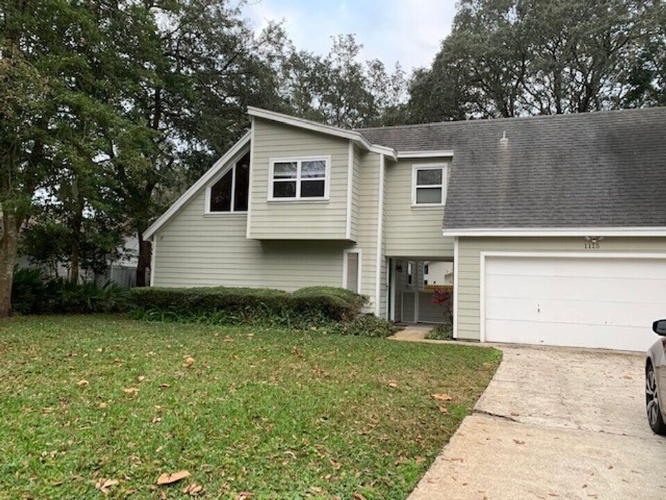 1115 Hamlet Ct in Neptune Beach, FL - Building Photo