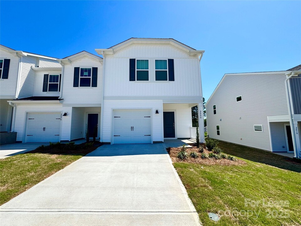 2080 Old Rivers Rd in Concord, NC - Foto de edificio