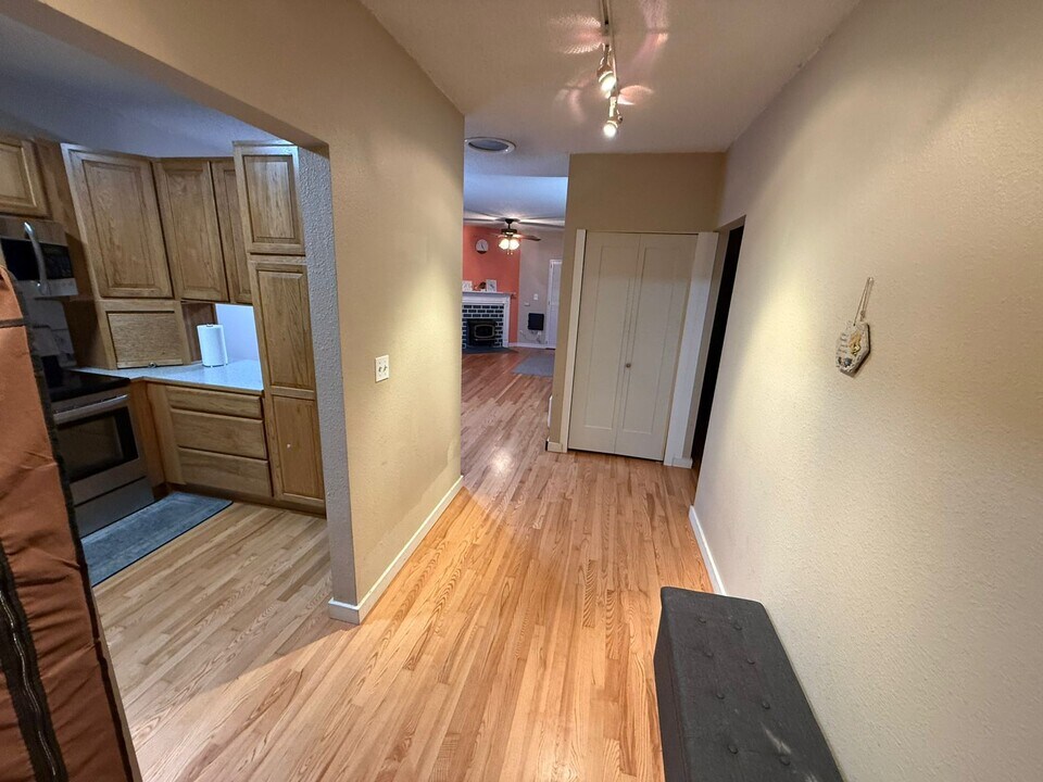 14425 NE 40th St, Unit C102 in Bellevue, WA - Building Photo