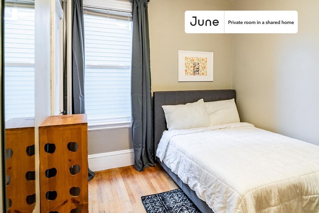 Private bedroom in 5 bed/1 bath Home in Boston, MA - Building Photo