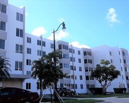 250 180th Dr in Sunny Isles Beach, FL - Building Photo