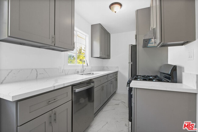 238 N Almont Dr in Beverly Hills, CA - Building Photo - Building Photo