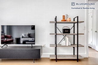 311 W 50th St in New York, NY - Foto de edificio - Building Photo