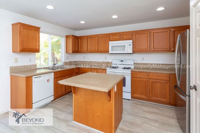 120 Canyon Creek Way in Oceanside, CA - Building Photo - Building Photo