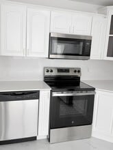 1300 NE Miami Gardens Dr in North Miami Beach, FL - Foto de edificio - Building Photo