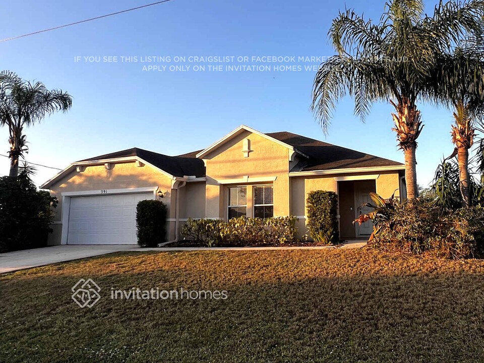 391 SW Millard Dr in Port St. Lucie, FL - Foto de edificio