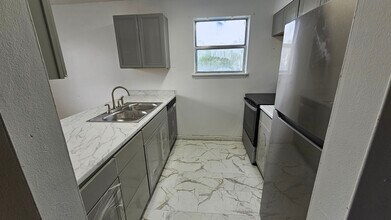 2616 Chandalar Ln, Unit C in Tallahassee, FL - Foto de edificio - Building Photo
