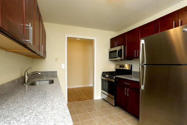 Hadley Woods in North Brunswick, NJ - Building Photo - Interior Photo