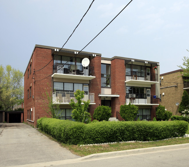 8 Meadowbrook Rd in Toronto, ON - Building Photo - Primary Photo