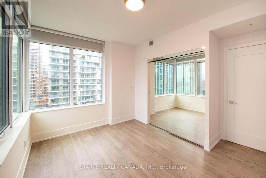 1-721 Edgewater Dr in Toronto, ON - Building Photo
