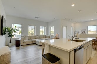 600 N Carriage Hill Dr in Las Vegas, NV - Building Photo - Building Photo