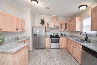 807 E Mesquite Ln in Victoria, TX - Building Photo - Building Photo