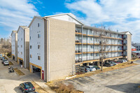 Forum at Lincoln Apartments in Iowa City, IA - Foto de edificio - Building Photo