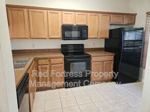 8293 Pacific Beach Dr in Ft. Myers, FL - Foto de edificio - Building Photo