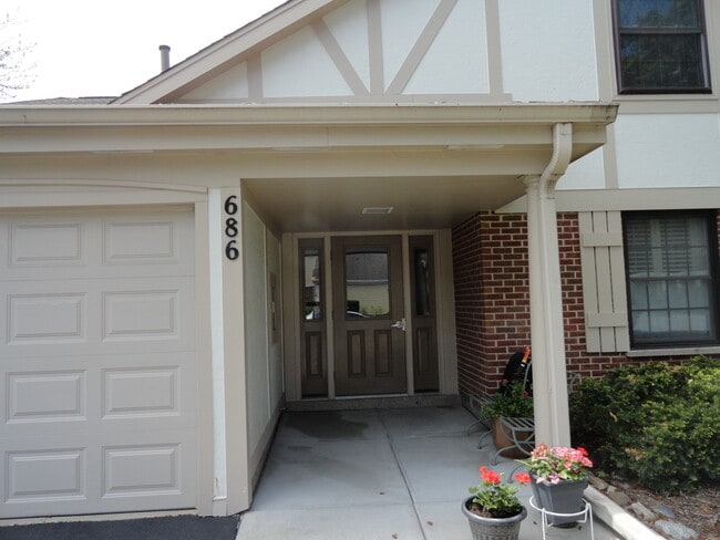 686 Scanlon Dr in Wheeling, IL - Building Photo - Building Photo