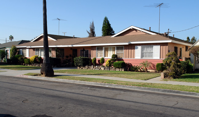 323 S Cedar Ave in Inglewood, CA - Foto de edificio - Building Photo