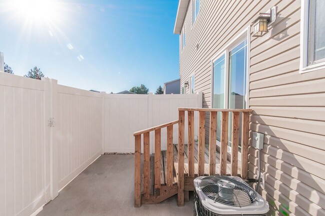 654 S Saturn Ave in Idaho Falls, ID - Foto de edificio - Building Photo