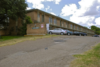 Parkway Manor in Cleburne, TX - Building Photo - Building Photo